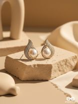THE MOON WHIRL – GLEAMING PEARL STUDS WRAPPED IN CELESTIAL SWIRLS