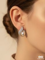 THE MOON WHIRL – GLEAMING PEARL STUDS WRAPPED IN CELESTIAL SWIRLS