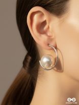 LUNAR LOOP – MODERN PEARL EARRINGS IN A SILVER HOOP DESIGN