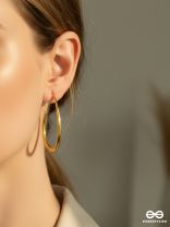 HONEY ARC – WARM GOLD HOOP EARRINGS