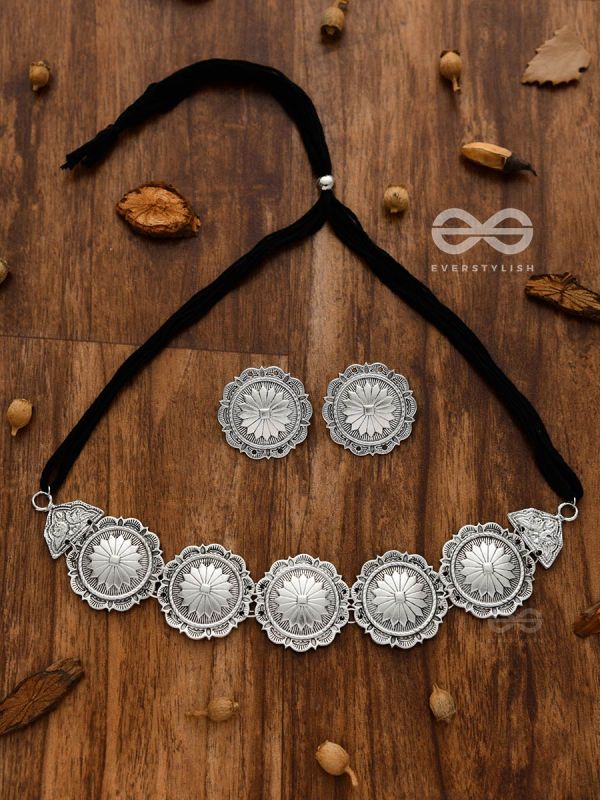 The Emblem of Elegance - Set of Choker and studs