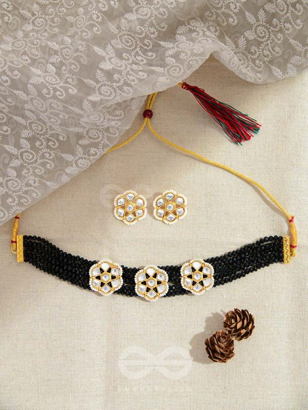 The Classy Elegance - Set of Statement Choker and Studs (Black)