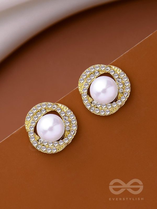 THE FLOWER POWER - GOLDEN PEARL STUDS