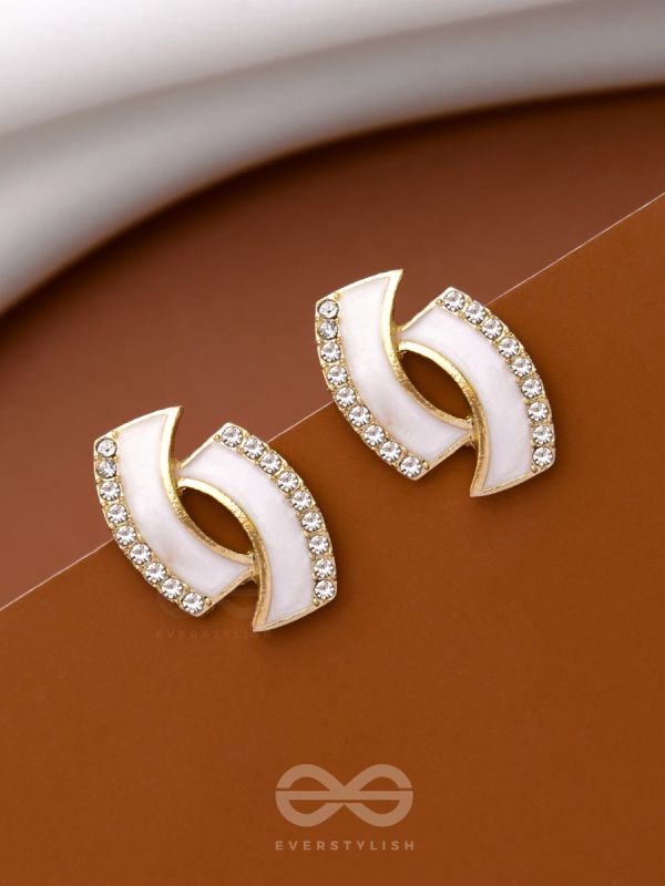 FEELING FRESH IN WHITE - GOLDEN ENAMELLED STUDS 