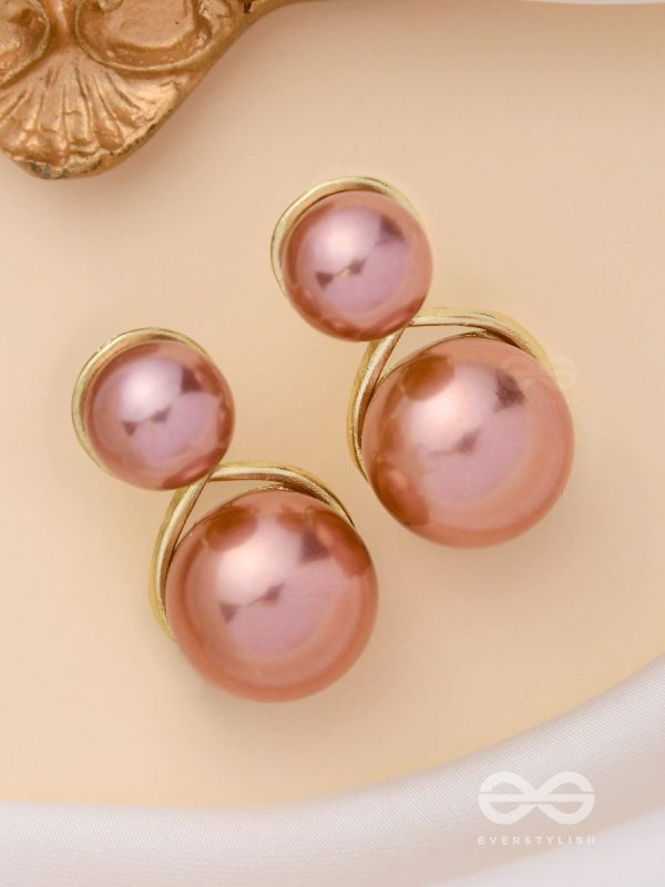 LOOP-DE-LOOP - GOLDEN PEARL STUDS 