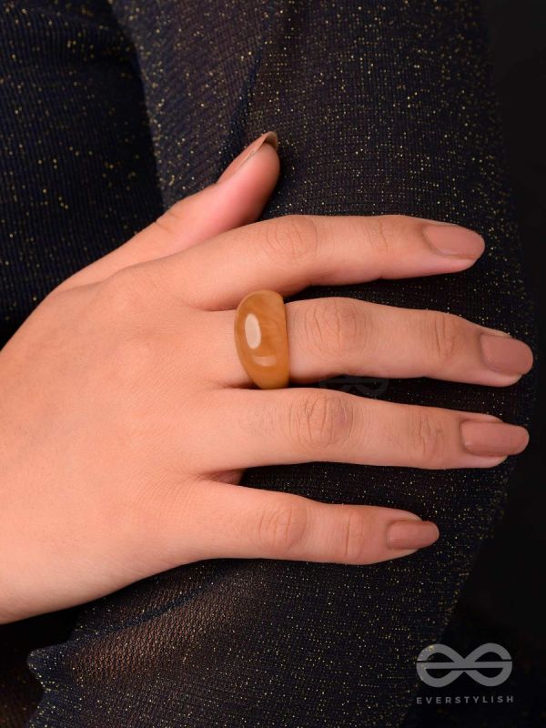 BEIGE PLEASE - STATEMENT ACRYLIC RING