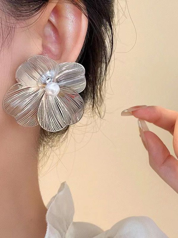 Meshy fantasy- Silver Flower studs 