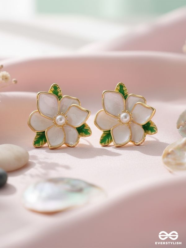 GARDEN MUSE – MINIMAL WHITE BLOOM STUDS 