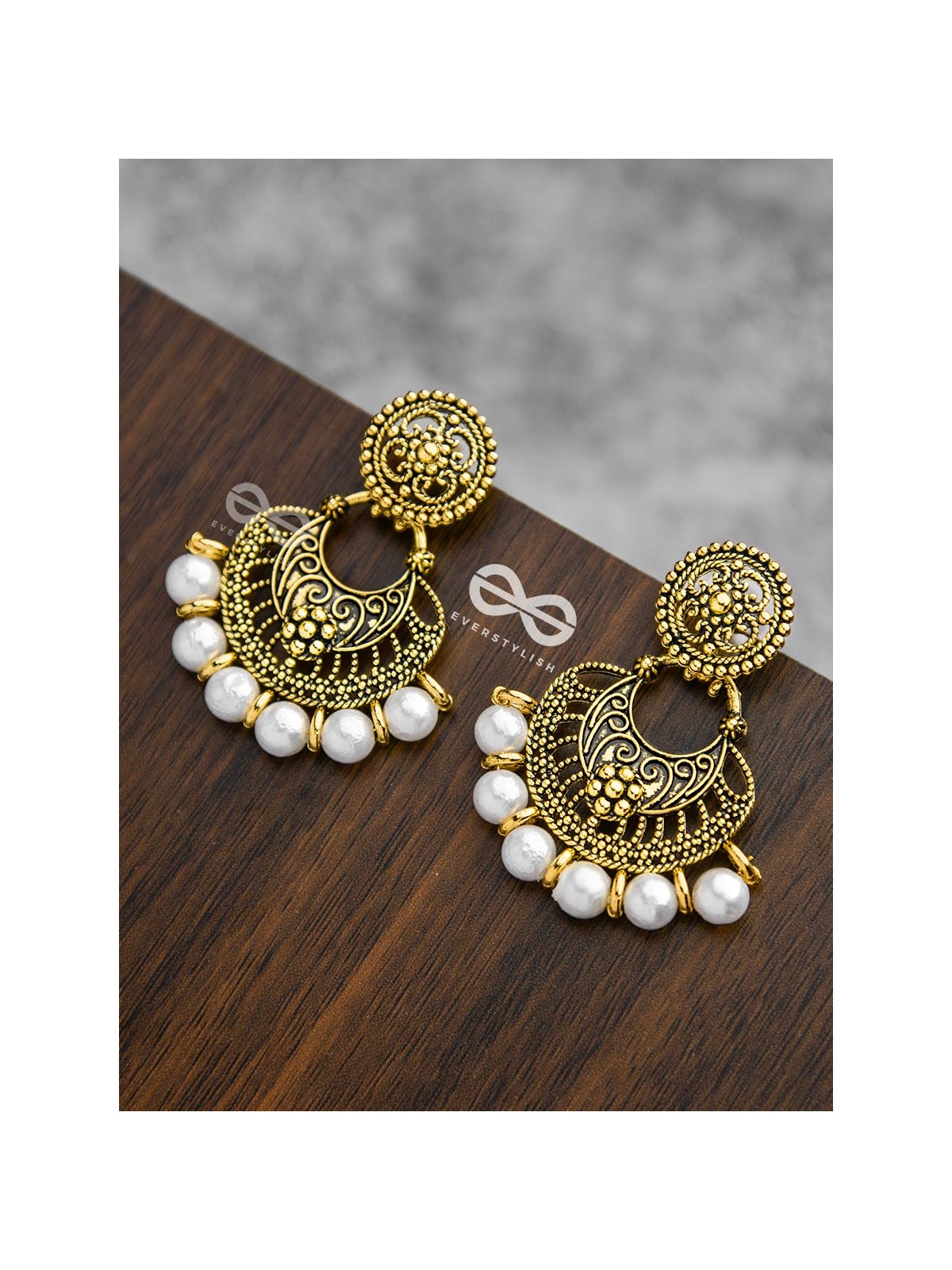 The damsel with power pretty pearl Golden earrings.