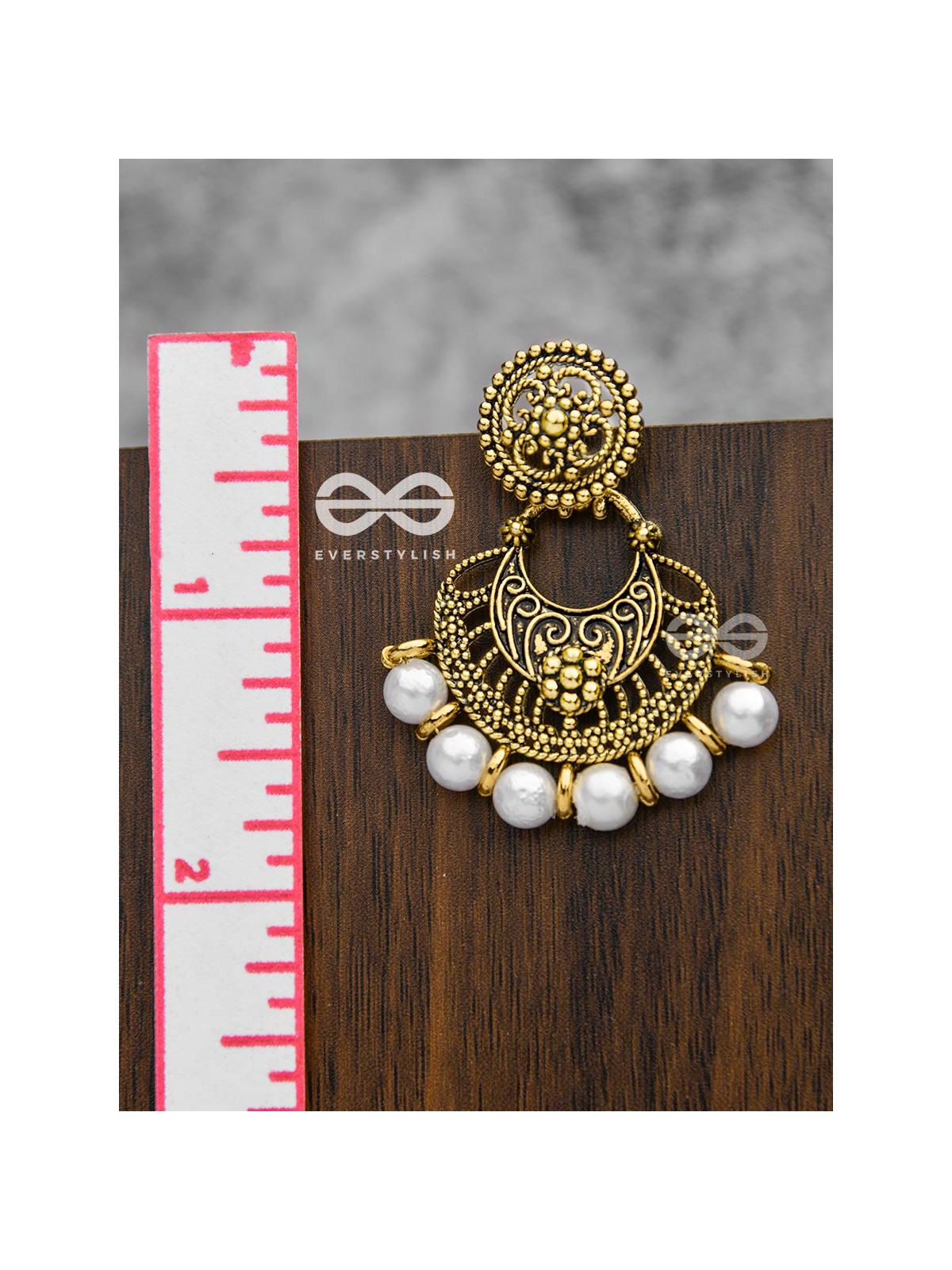 The damsel with power pretty pearl Golden earrings.