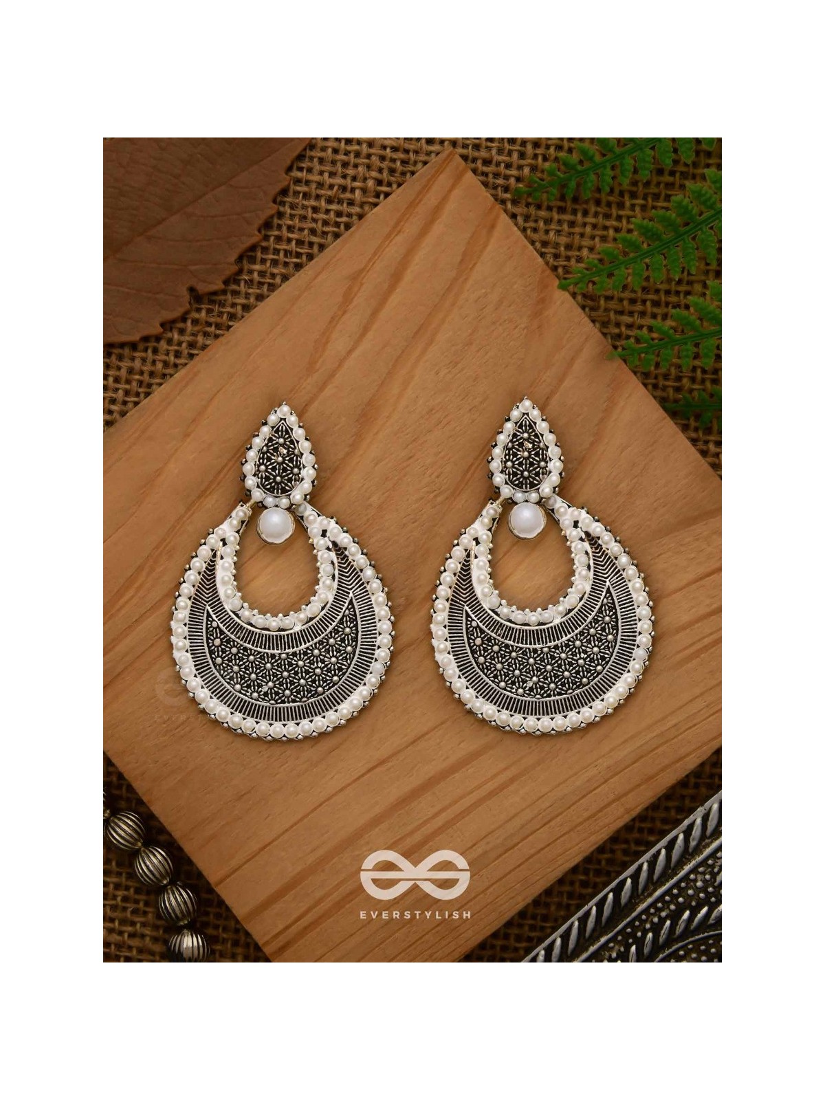 An Elegant Pearl Mesh (Silver) - Embellished Oxidised Collection