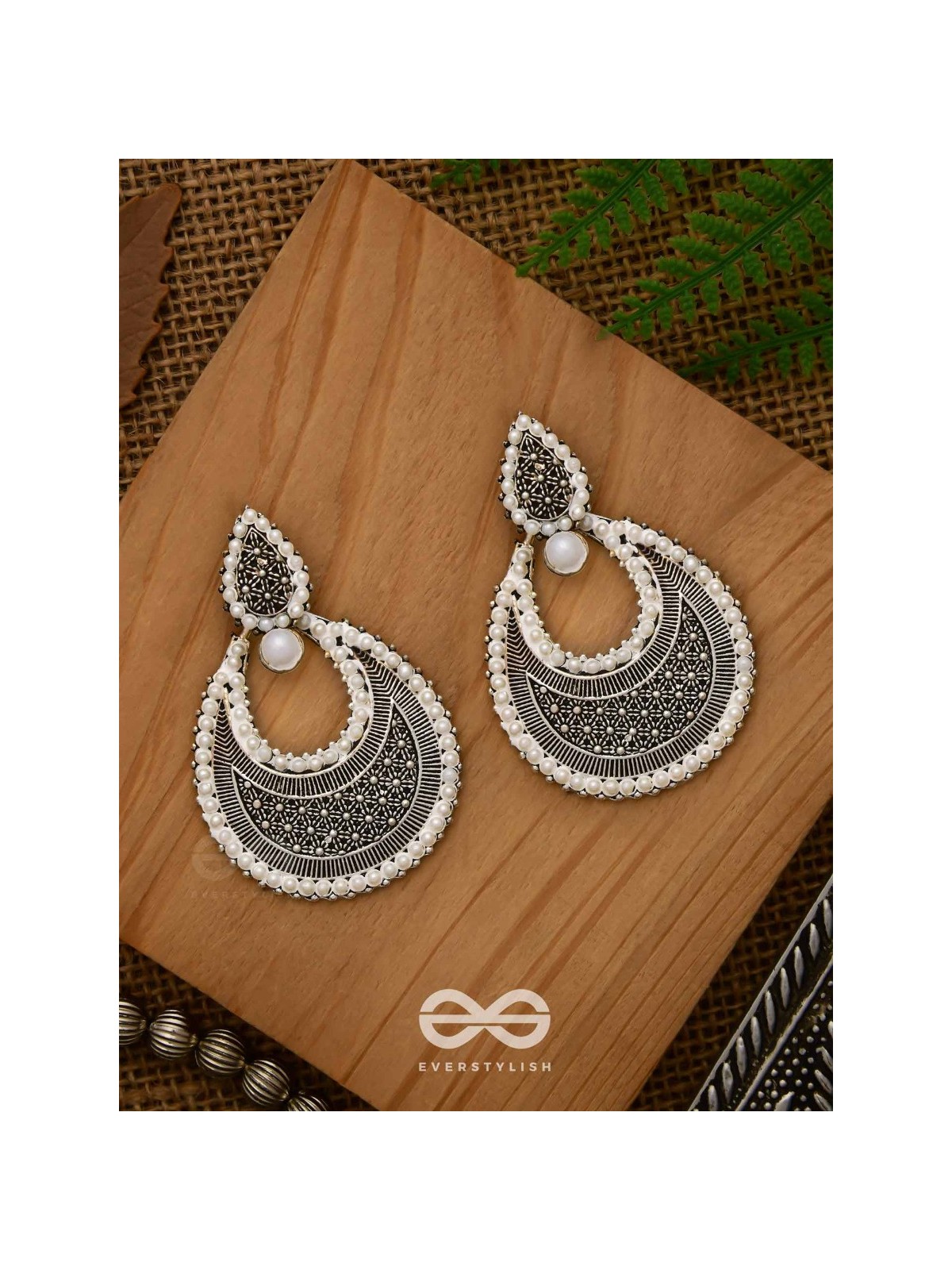 An Elegant Pearl Mesh (Silver) - Embellished Oxidised Collection