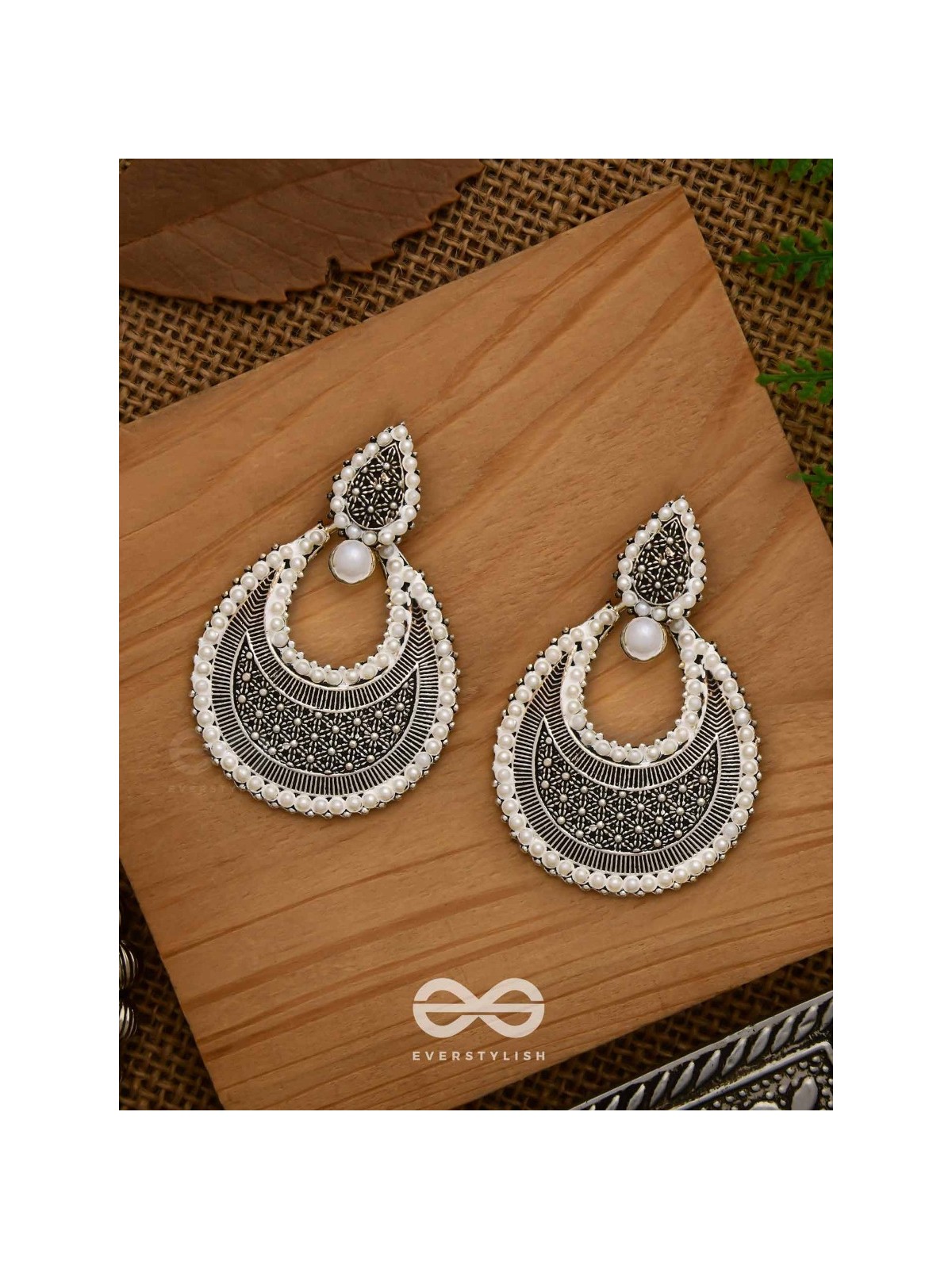 An Elegant Pearl Mesh (Silver) - Embellished Oxidised Collection