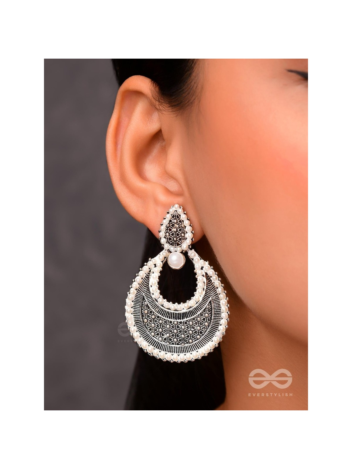 An Elegant Pearl Mesh (Silver) - Embellished Oxidised Collection