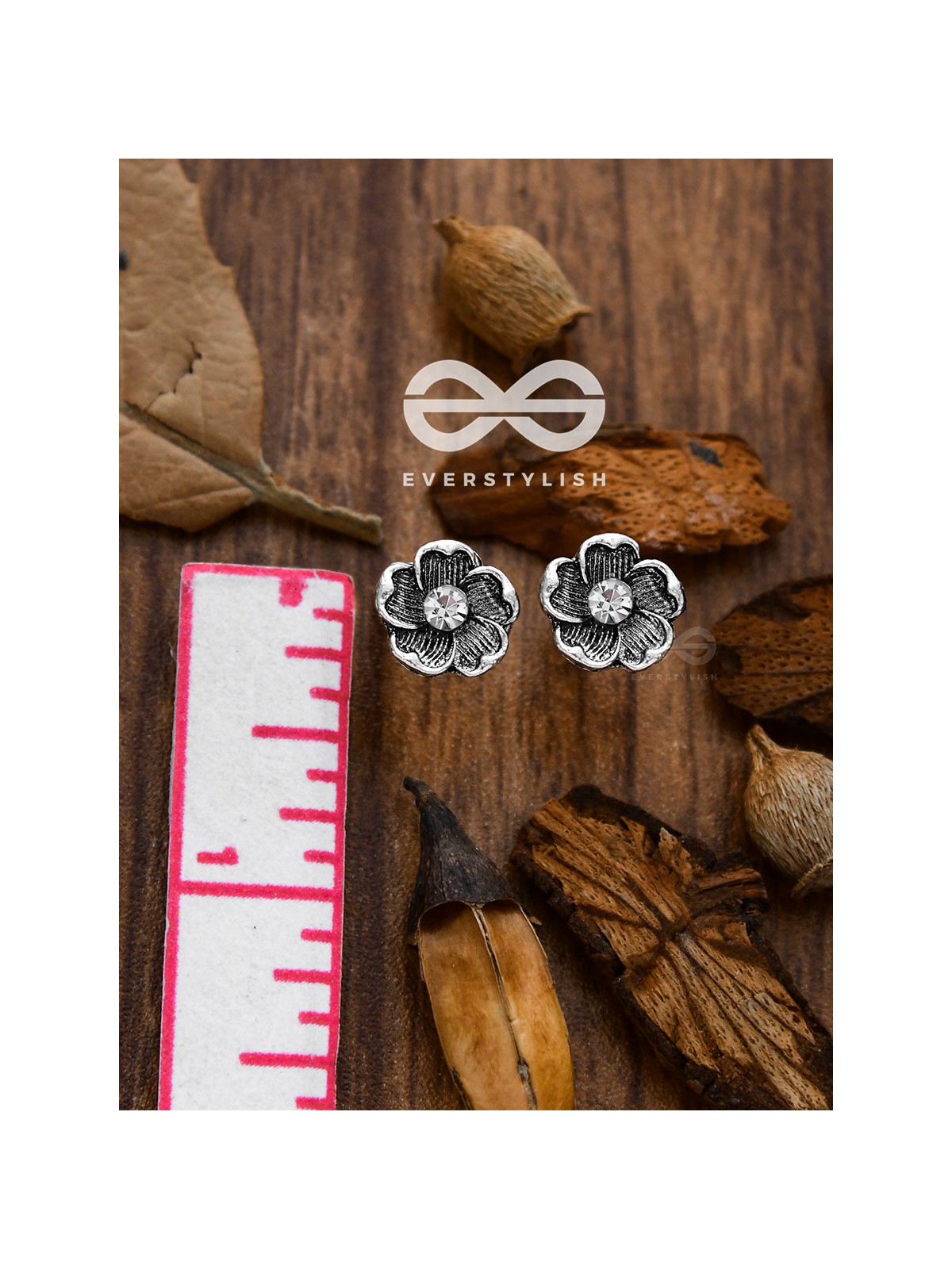 The dreamy floral motif studs - Tiny Trinket Earrings