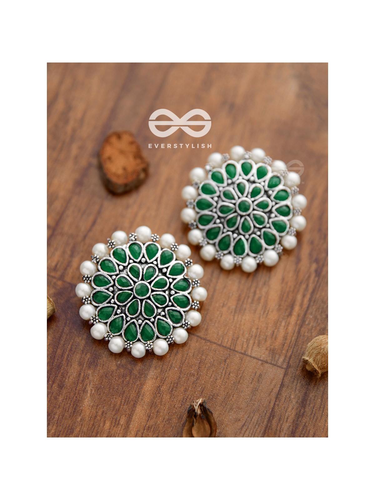 The headturner's blissful Emerald-Pearl statement earrings