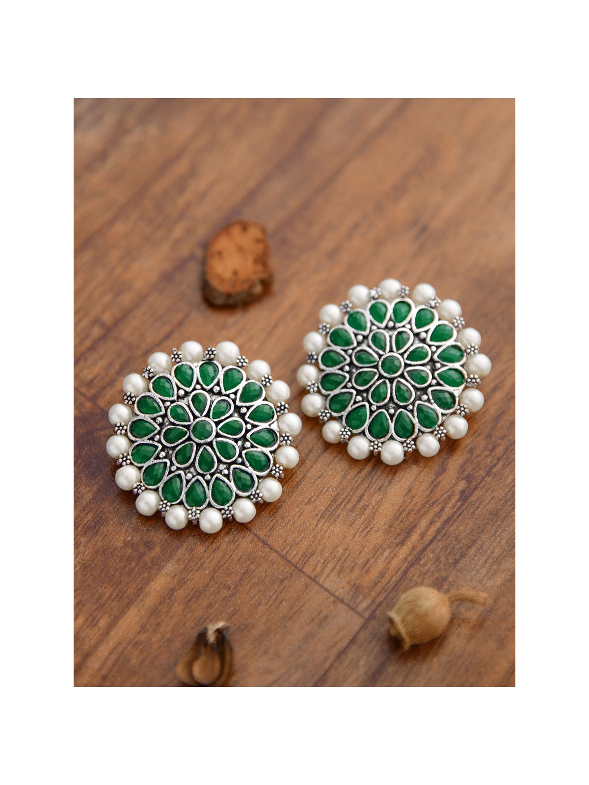 The headturner's blissful Emerald-Pearl statement earrings