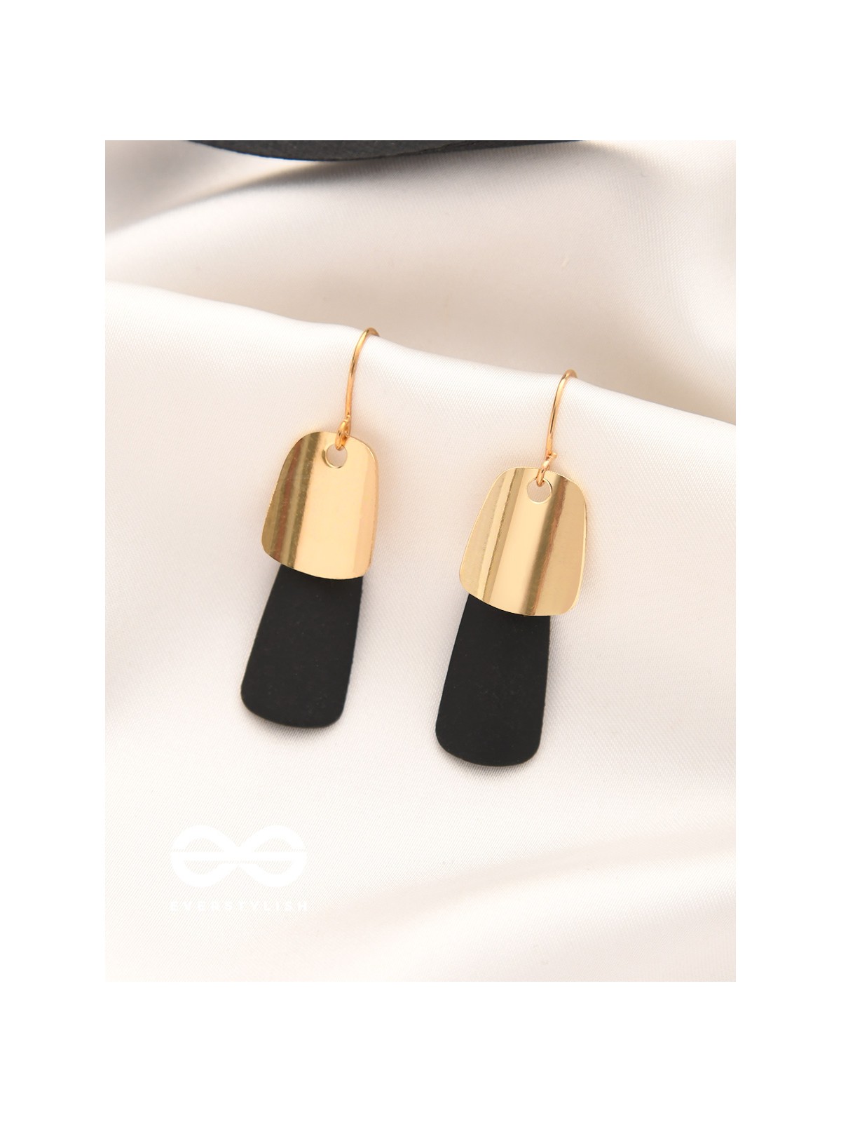 Elemntary Elegance - Golden Casual Earrings