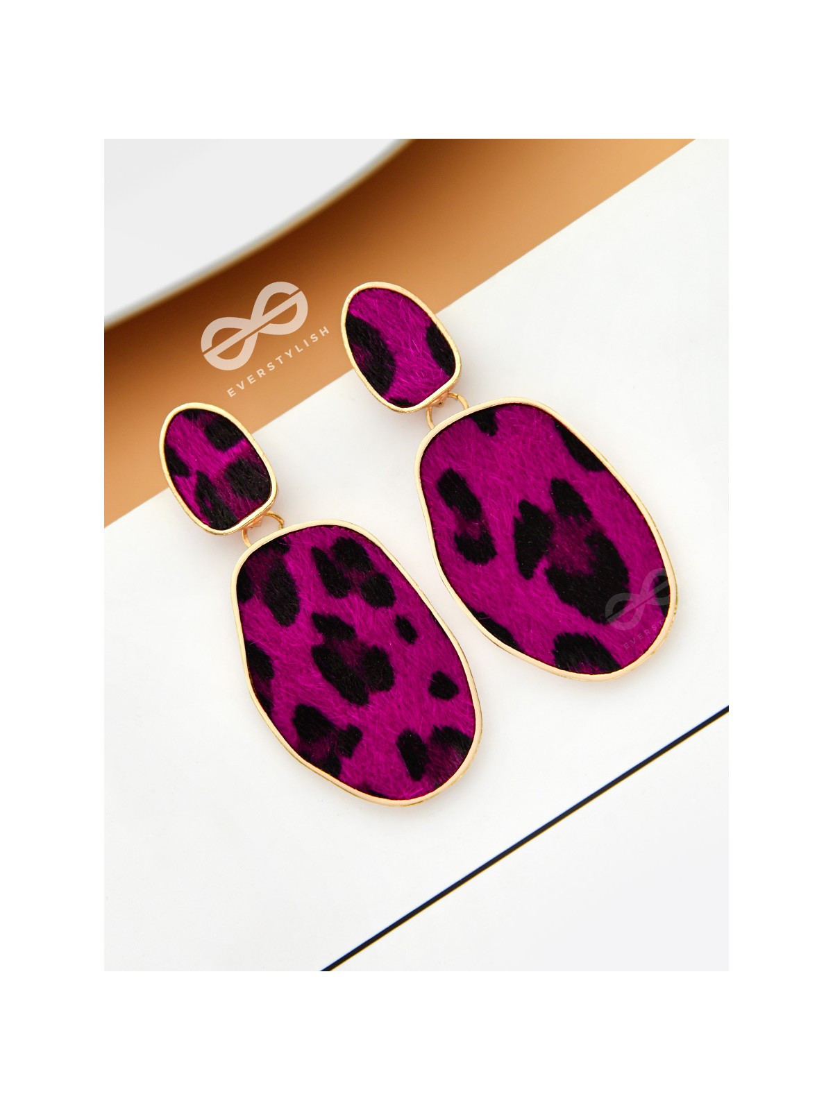 THE CHIC LEOPARDS - GOLDEN DANGLER EARRINGS (Magenta)