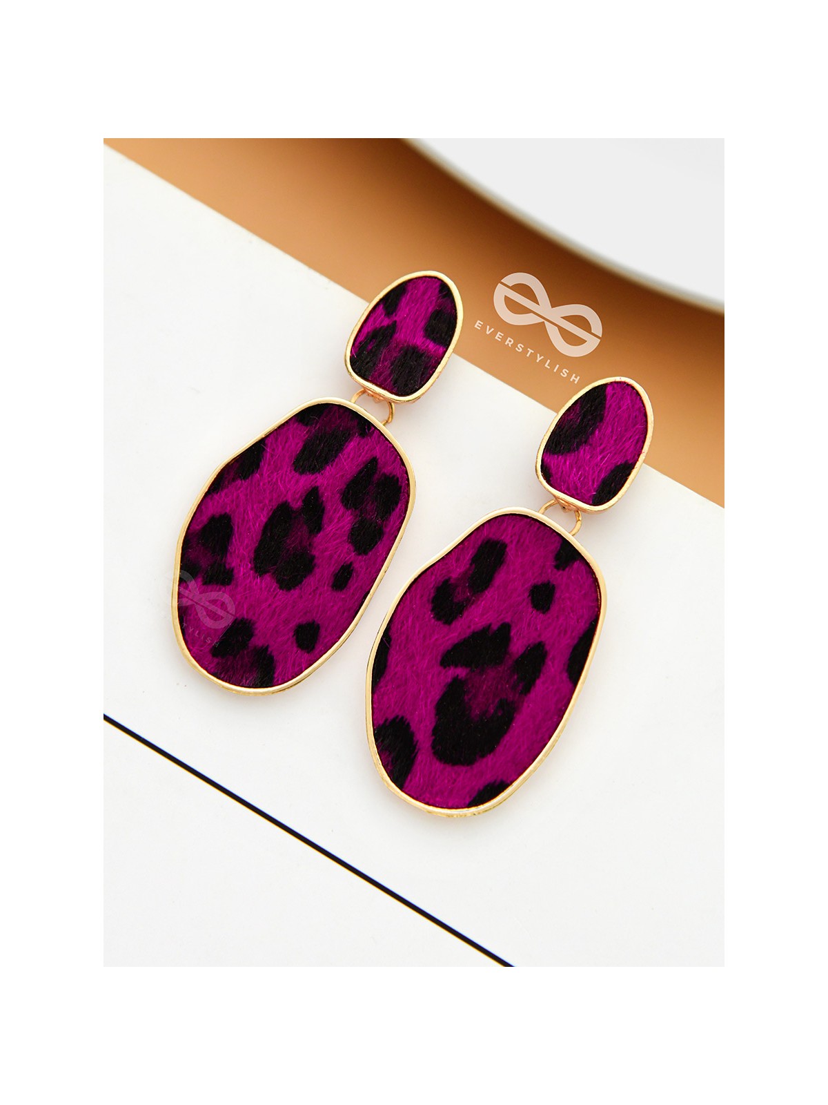 THE CHIC LEOPARDS - GOLDEN DANGLER EARRINGS (Magenta)