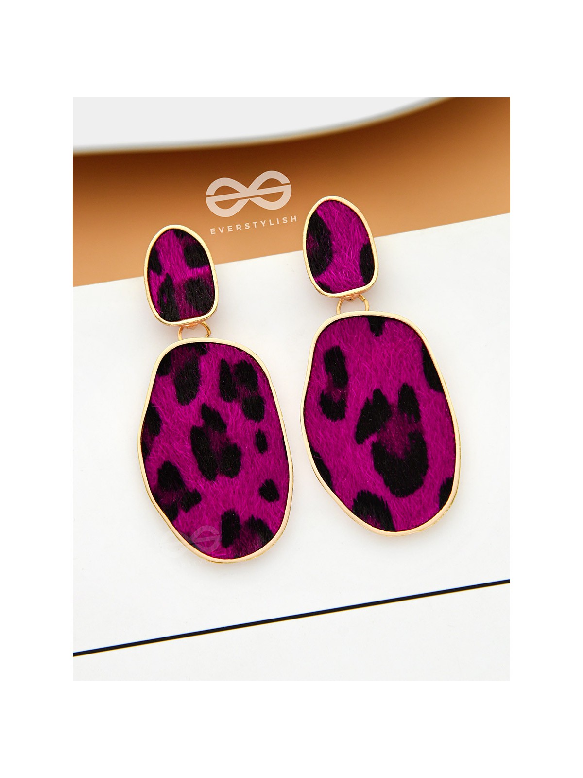 THE CHIC LEOPARDS - GOLDEN DANGLER EARRINGS (Magenta)
