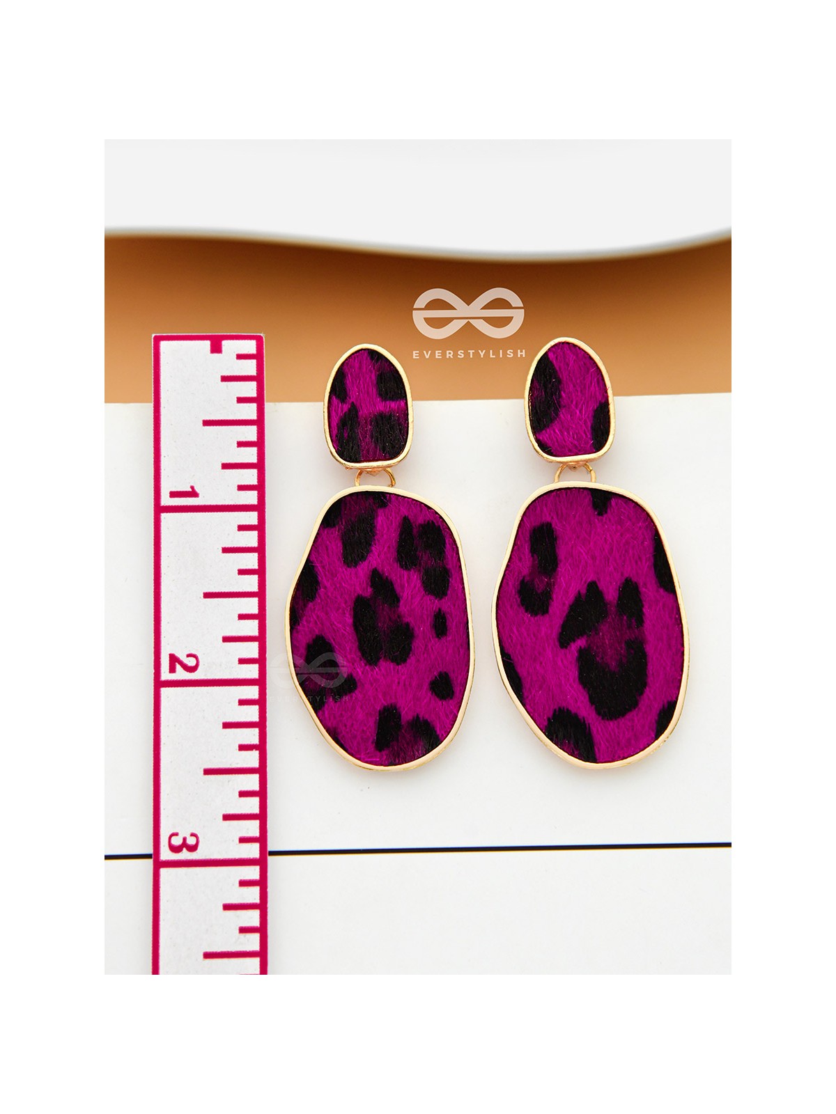 THE CHIC LEOPARDS - GOLDEN DANGLER EARRINGS (Magenta)