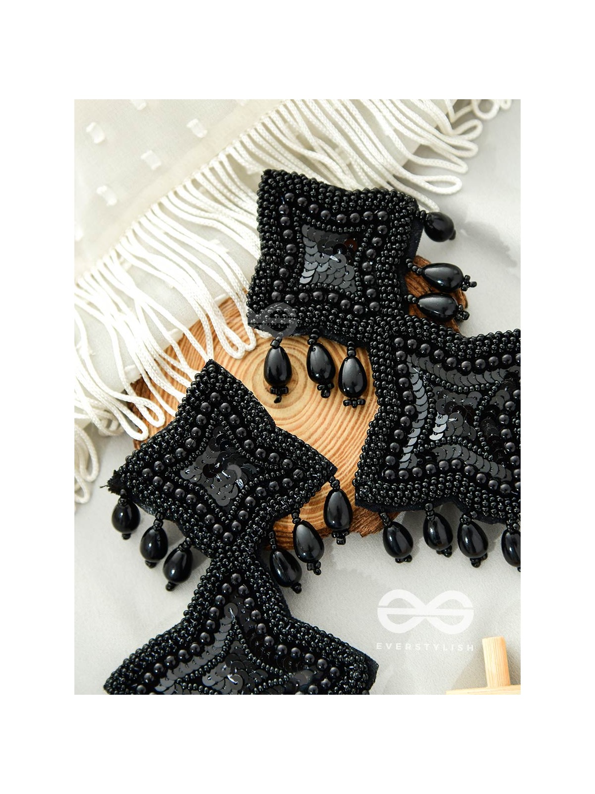 THE ROYAL GLAMOUR - EMBROIDERED PEARL STATEMENT EARRINGS (Black)