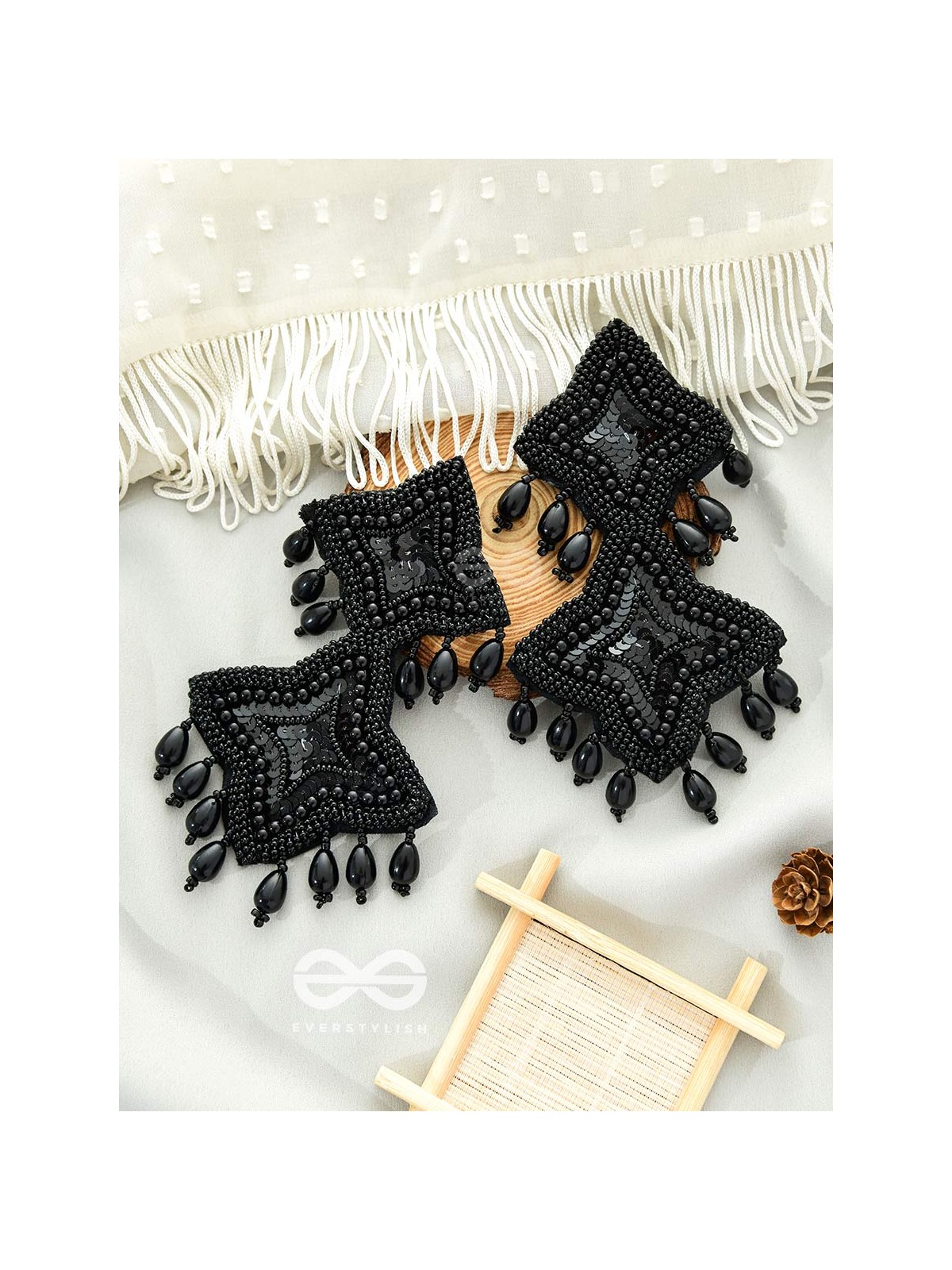 THE ROYAL GLAMOUR - EMBROIDERED PEARL STATEMENT EARRINGS (Black)