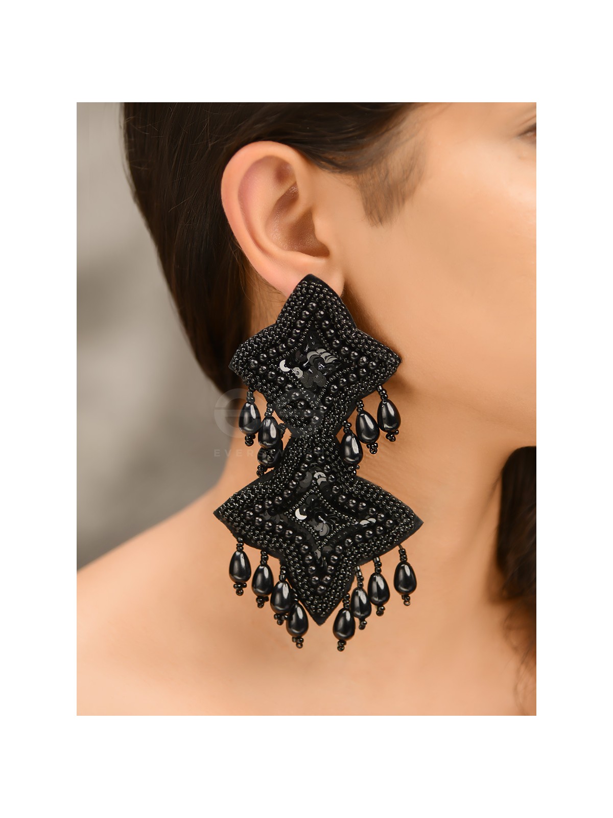 THE ROYAL GLAMOUR - EMBROIDERED PEARL STATEMENT EARRINGS (Black)