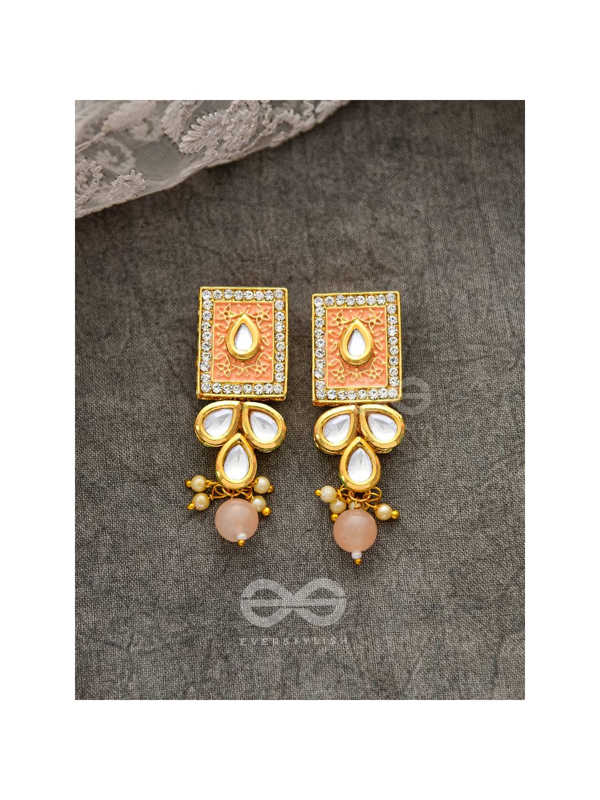 THE ETHERAL ELEGANCE - SET OF STATEMENT CHOKER AND EARRINGS (Pastel pink)