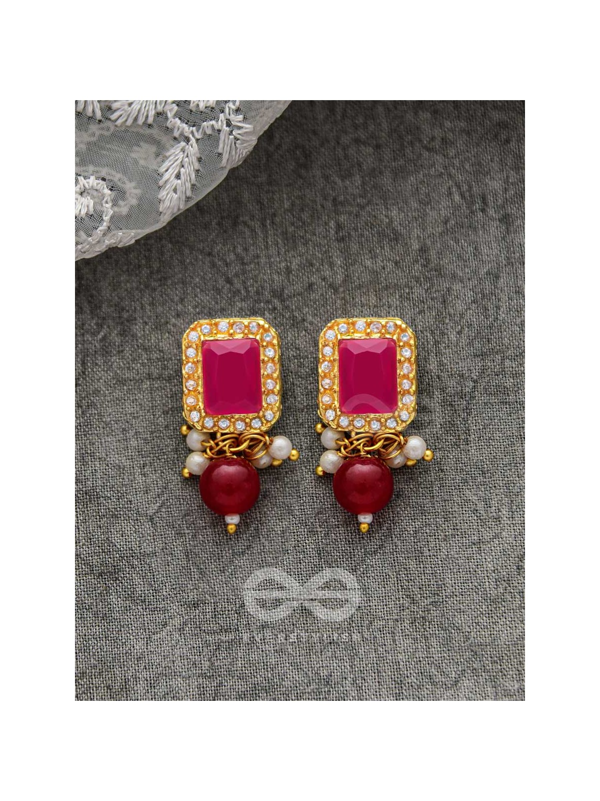 THE MYSTICAL MAGNIFICENCE - SET OF STATEMENT CHOKER AND EARRINGS (BERRY RED)