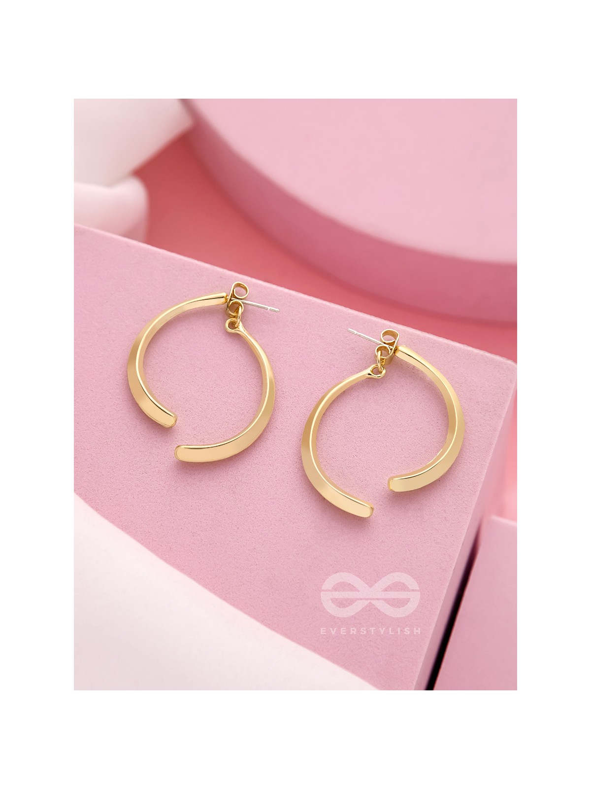 The Broken Bow- Elegant Golden Earrings