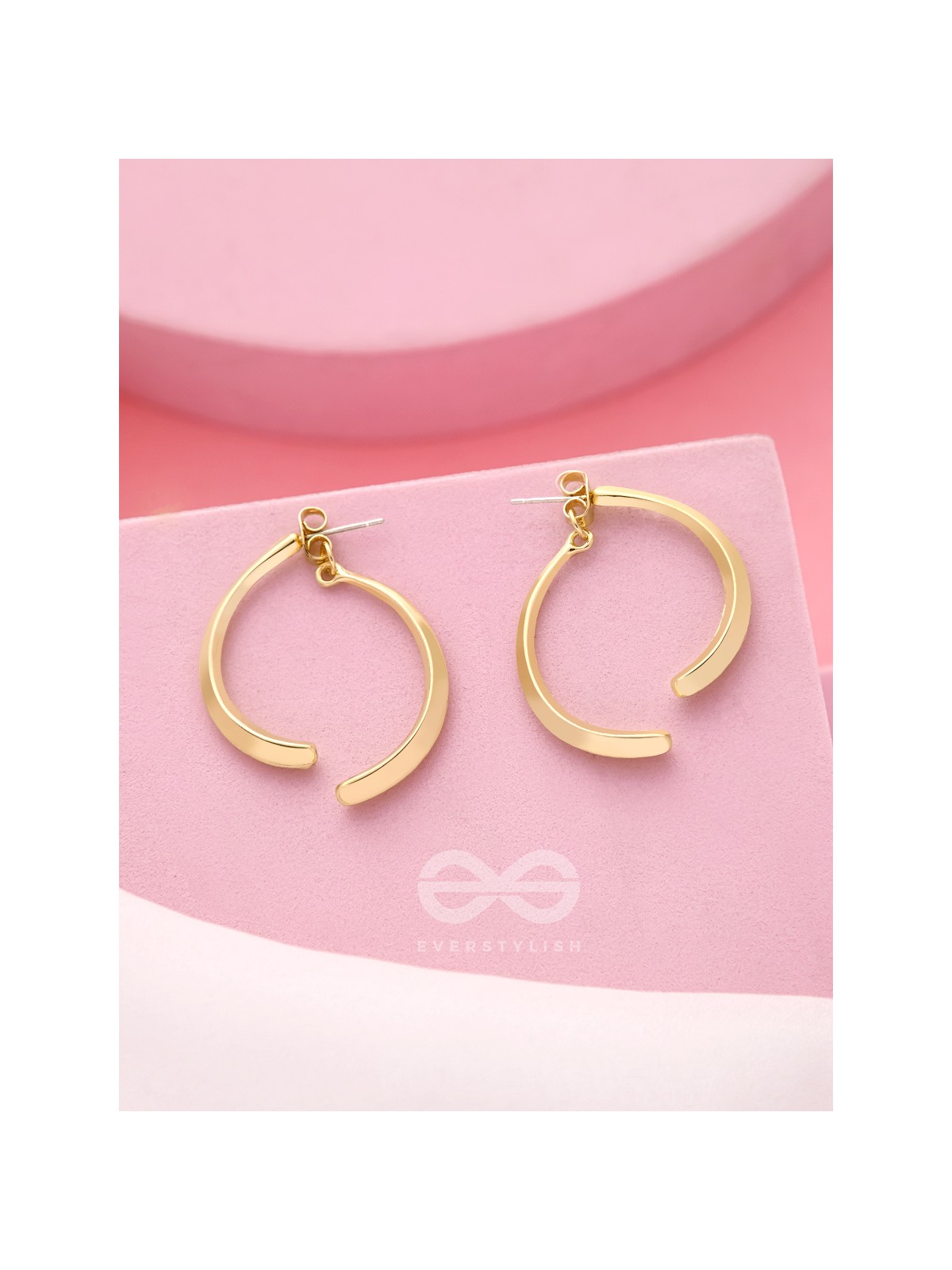 The Broken Bow- Elegant Golden Earrings