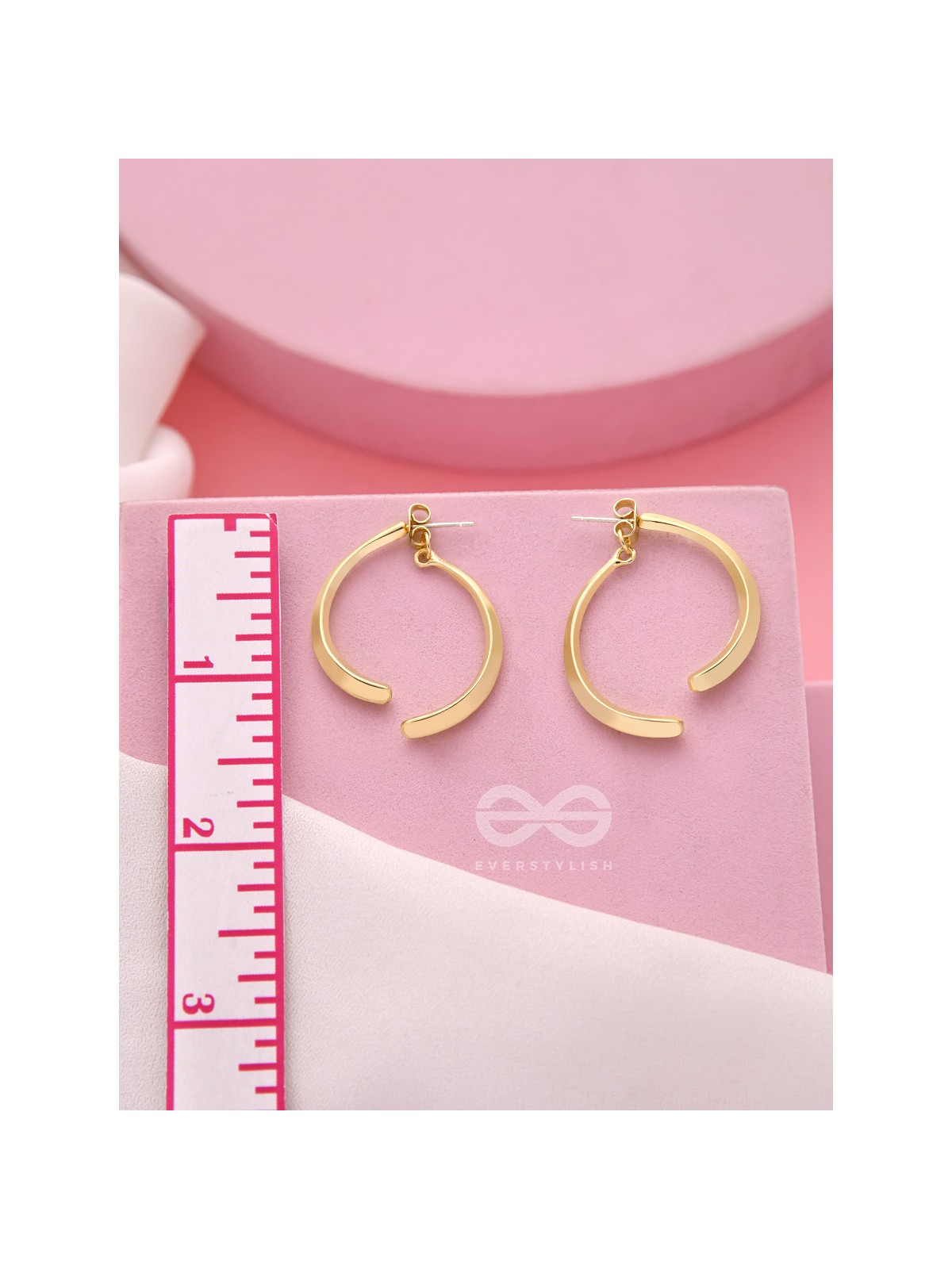 The Broken Bow- Elegant Golden Earrings