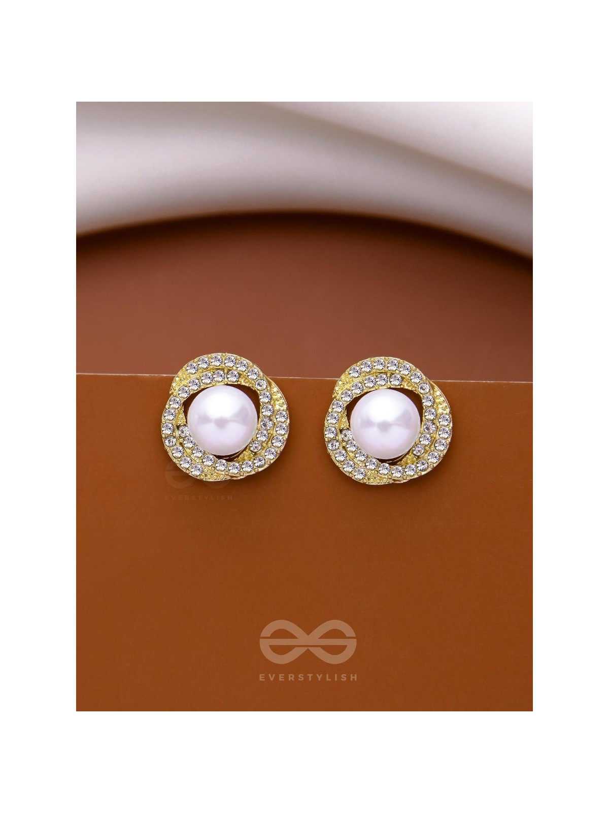 THE FLOWER POWER - GOLDEN PEARL STUDS