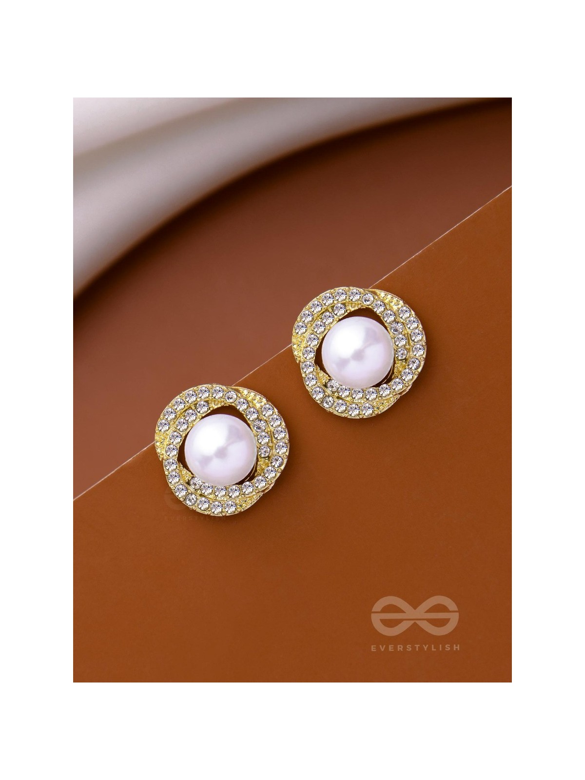 THE FLOWER POWER - GOLDEN PEARL STUDS