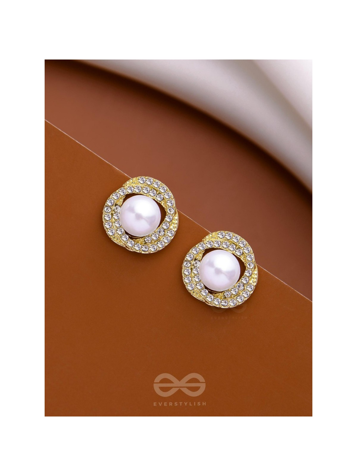 THE FLOWER POWER - GOLDEN PEARL STUDS