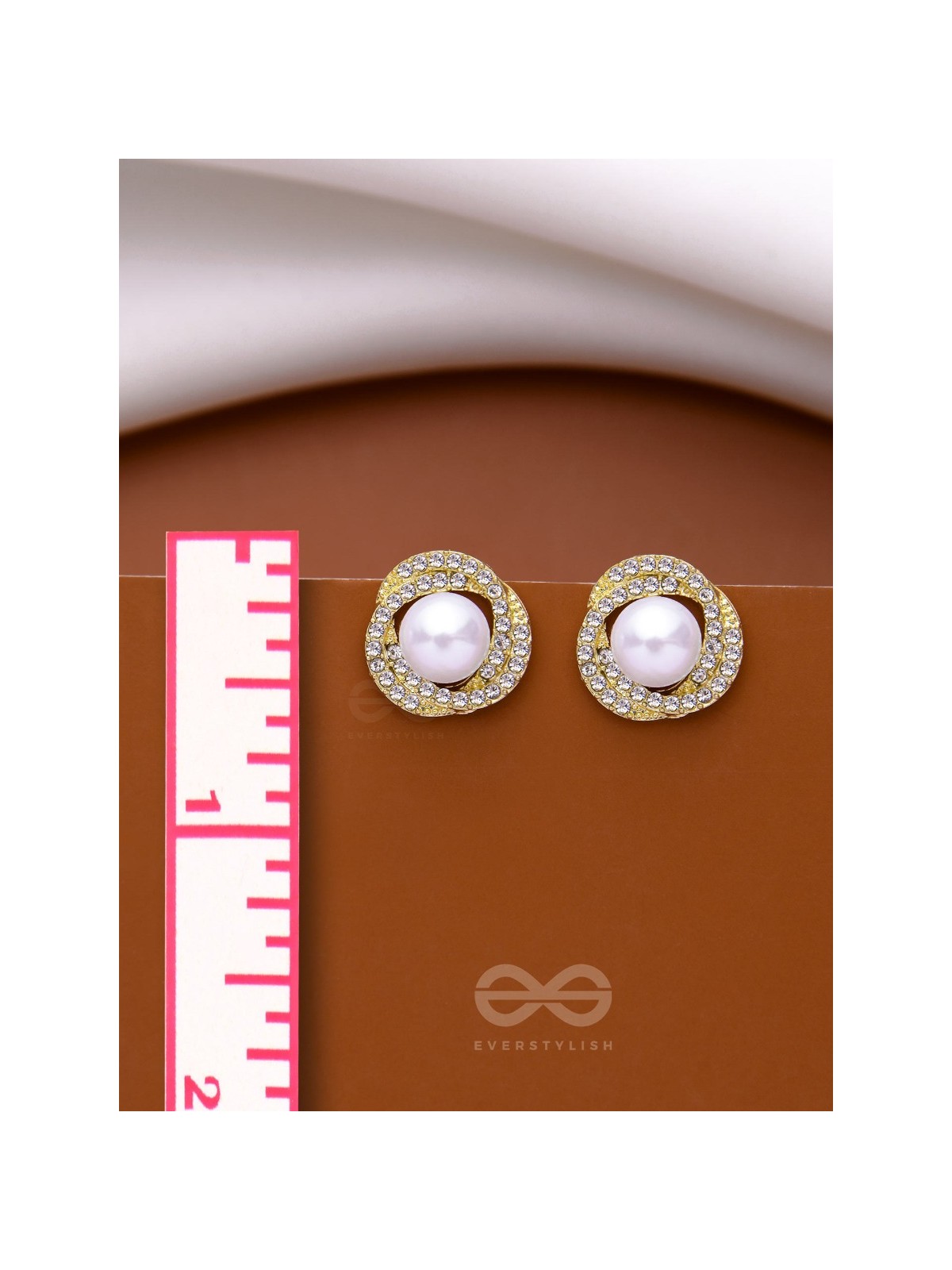 THE FLOWER POWER - GOLDEN PEARL STUDS