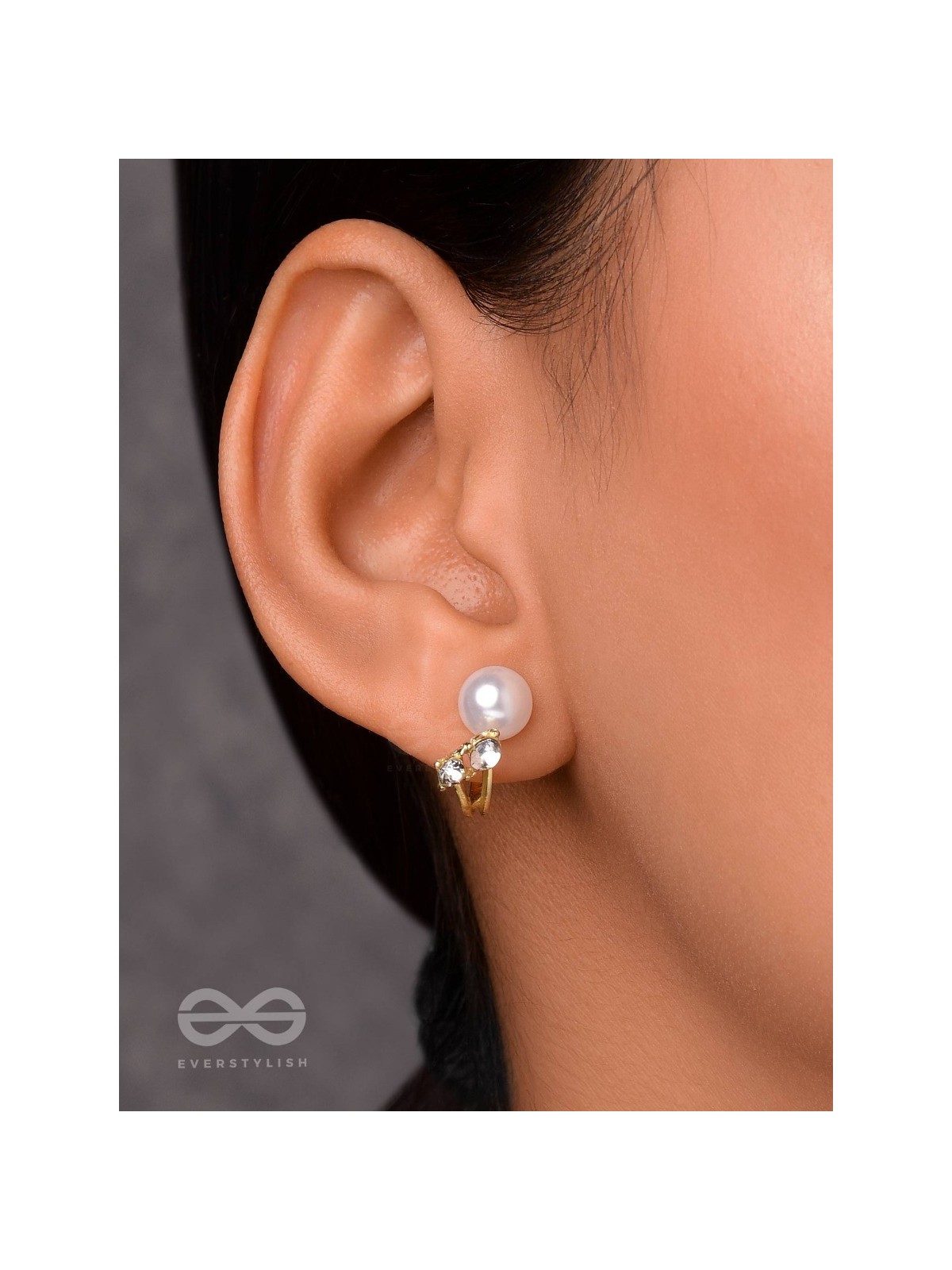 A BLINGING PEARL - GOLDEN STUDS