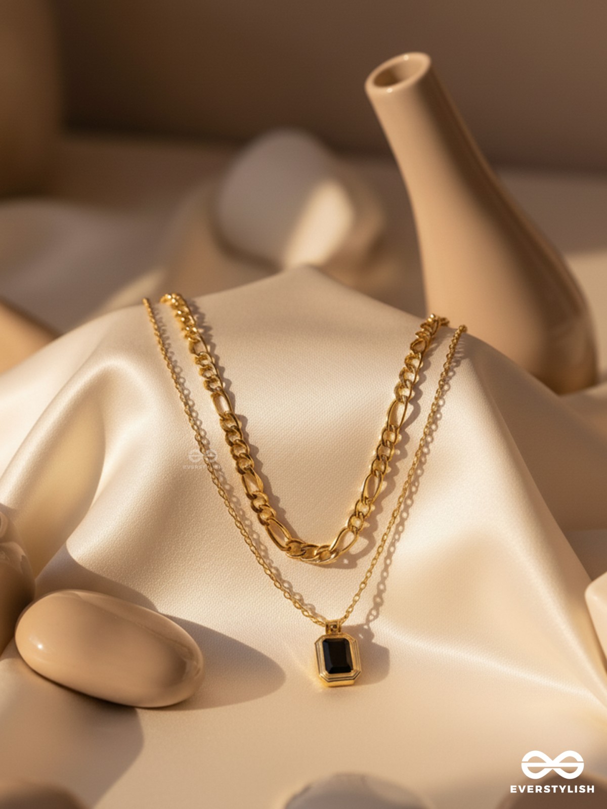 OUT OF THE DARK - BLACK MULTILAYERED NECKPIECE