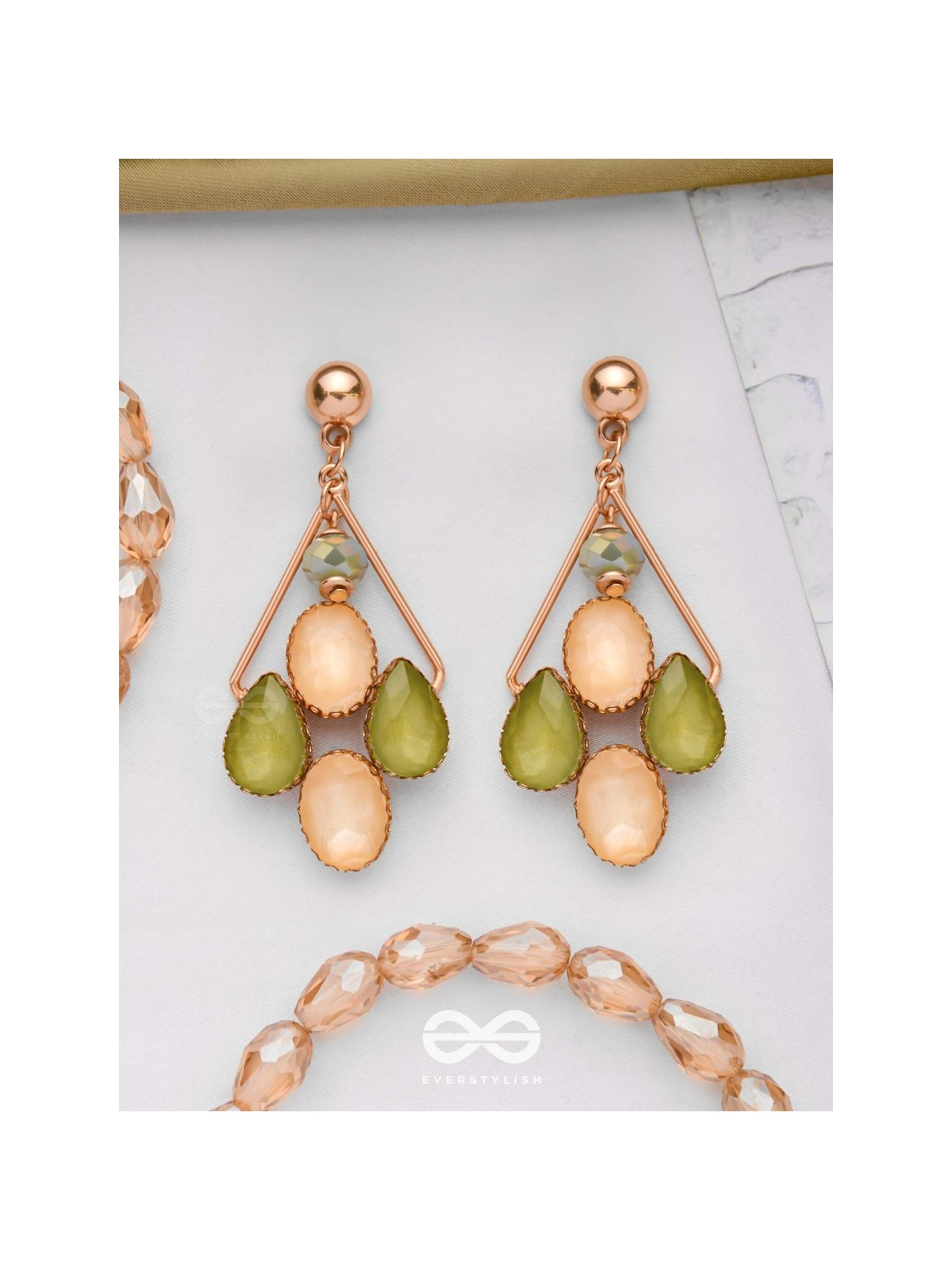 DANCING IN GOLD - ELEGANT DROP EARRINGS