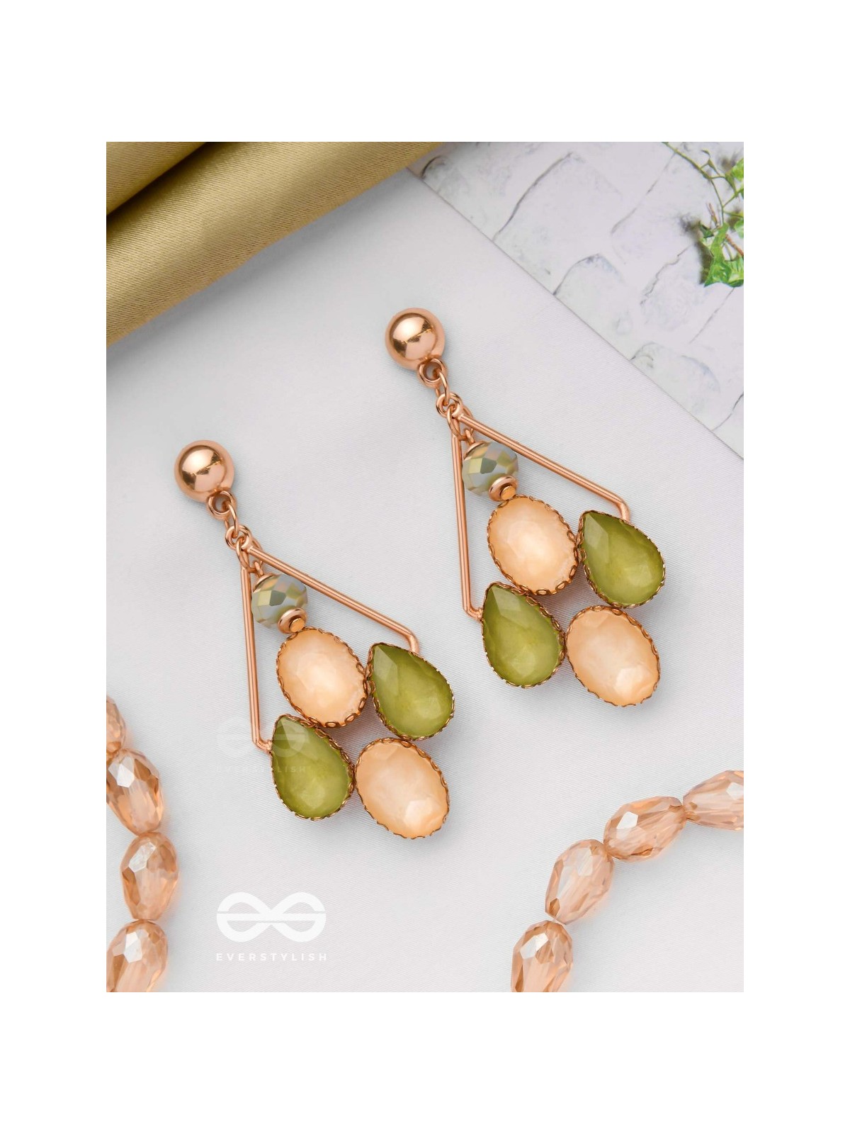DANCING IN GOLD - ELEGANT DROP EARRINGS