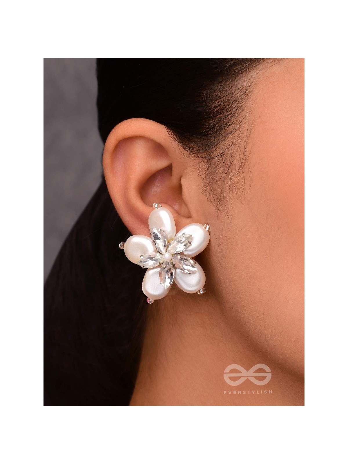 A CRYSTALLINE PERWINKLE - WHITE CASUAL STUDS 