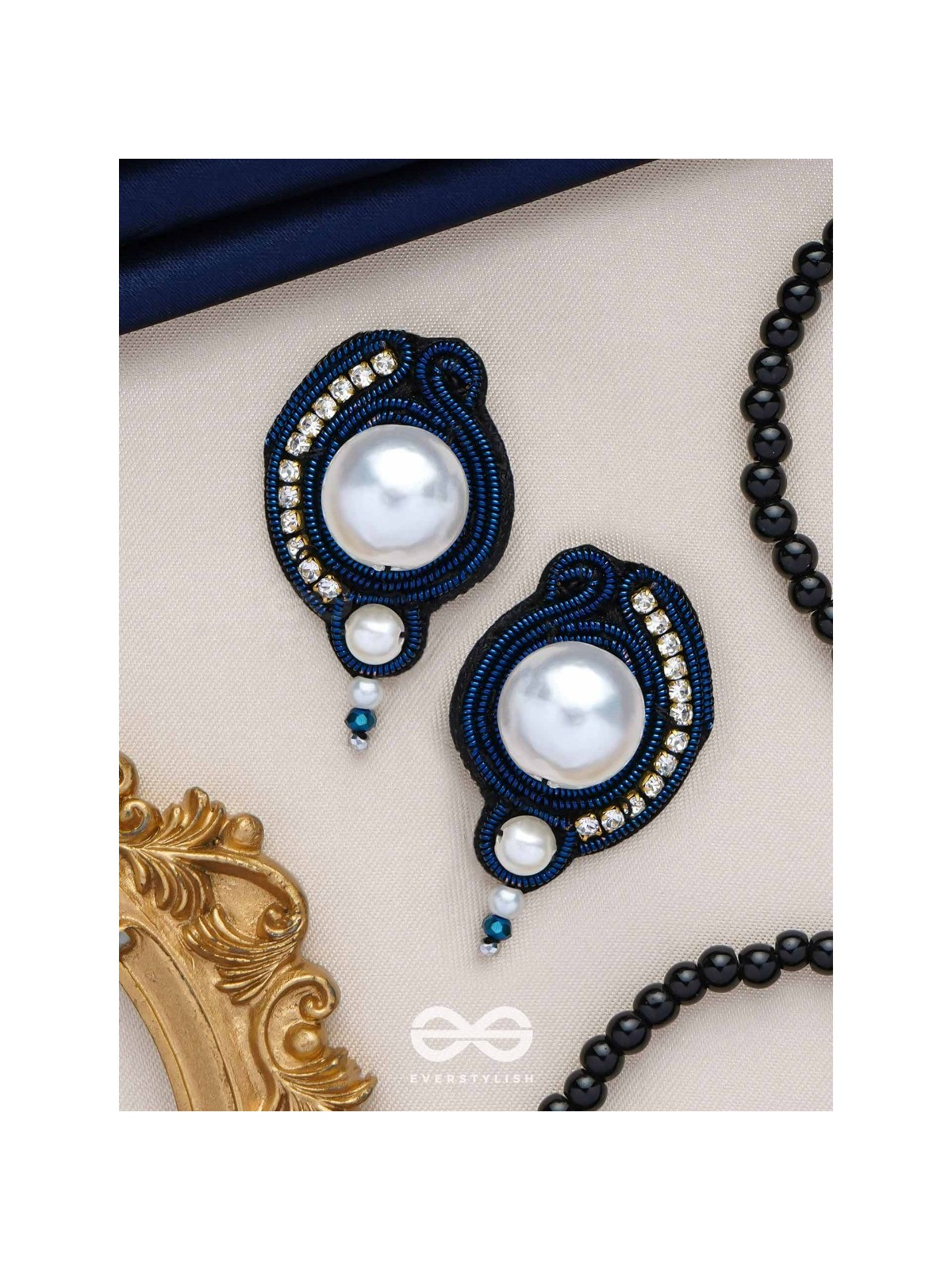 MANIPRAKASA - THE PEARL ILLUMINATION - BEADS AND PEARLS EMBROIDERED STUD EARRINGS