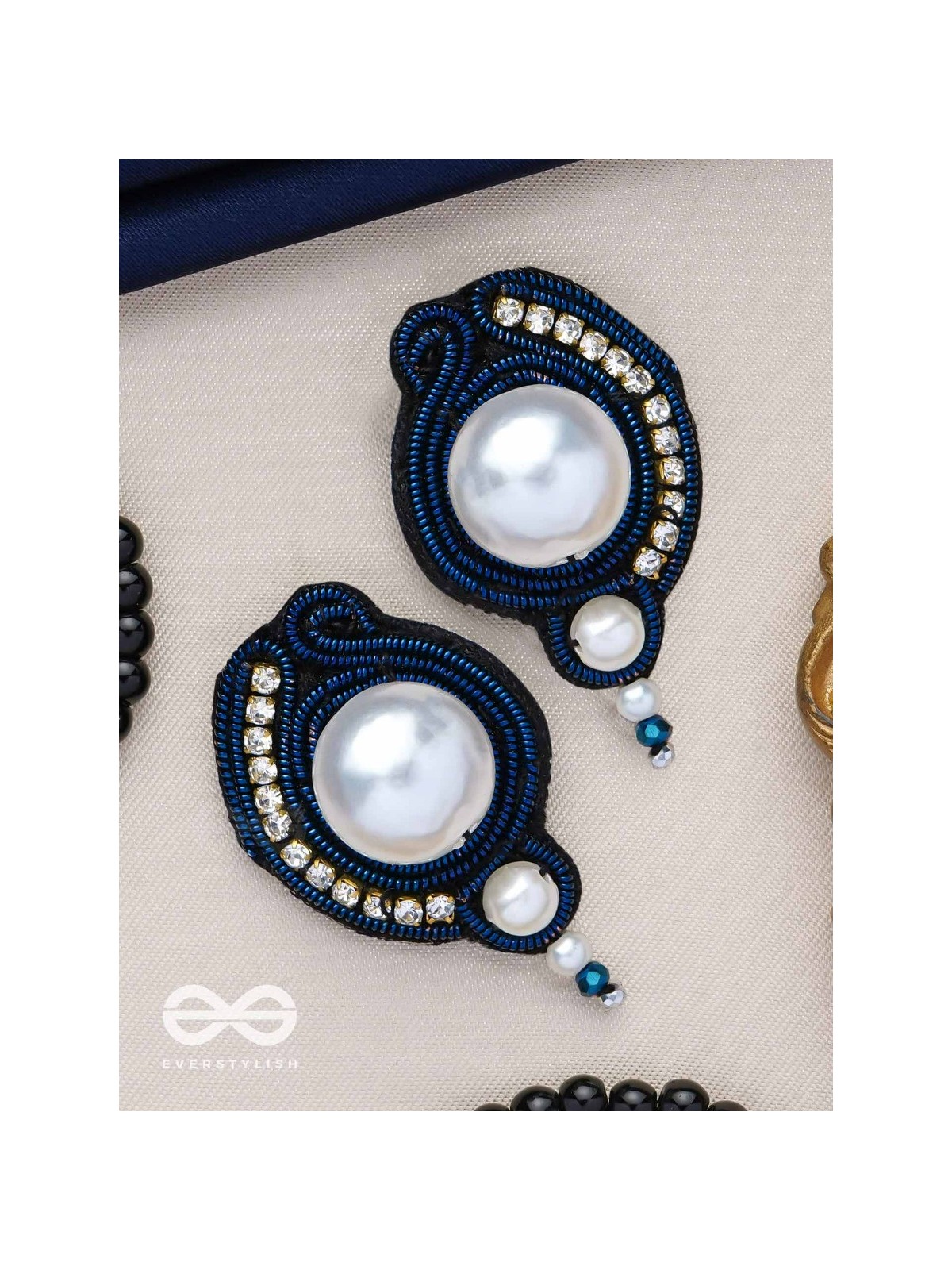 MANIPRAKASA - THE PEARL ILLUMINATION - BEADS AND PEARLS EMBROIDERED STUD EARRINGS