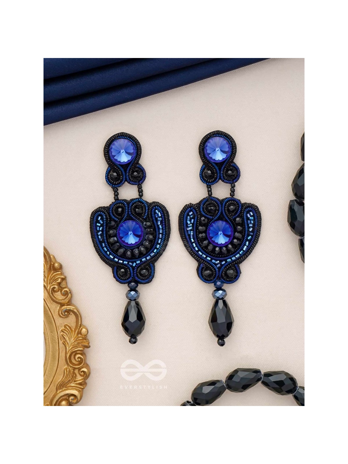 AVALAMBA - THE SUPPORTED CURVE - STONE AND BEADS EMBROIDERED EARRINGS