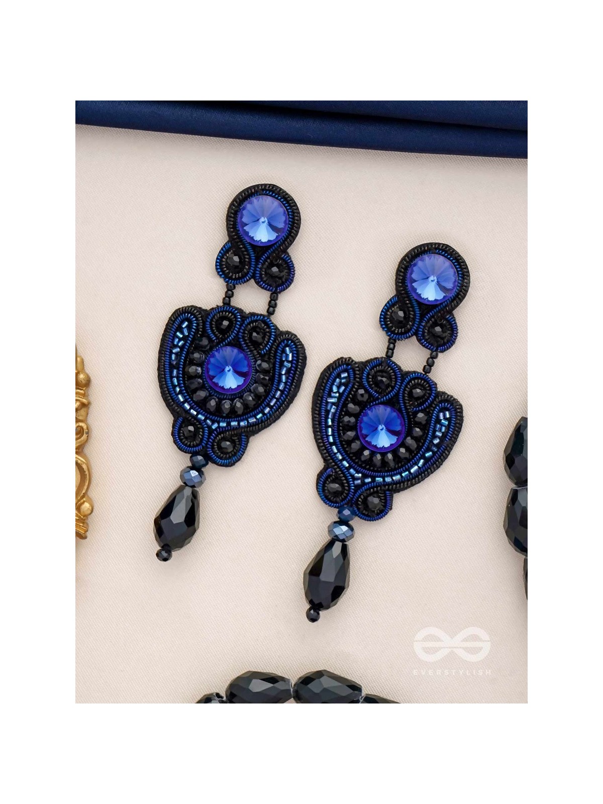 AVALAMBA - THE SUPPORTED CURVE - STONE AND BEADS EMBROIDERED EARRINGS