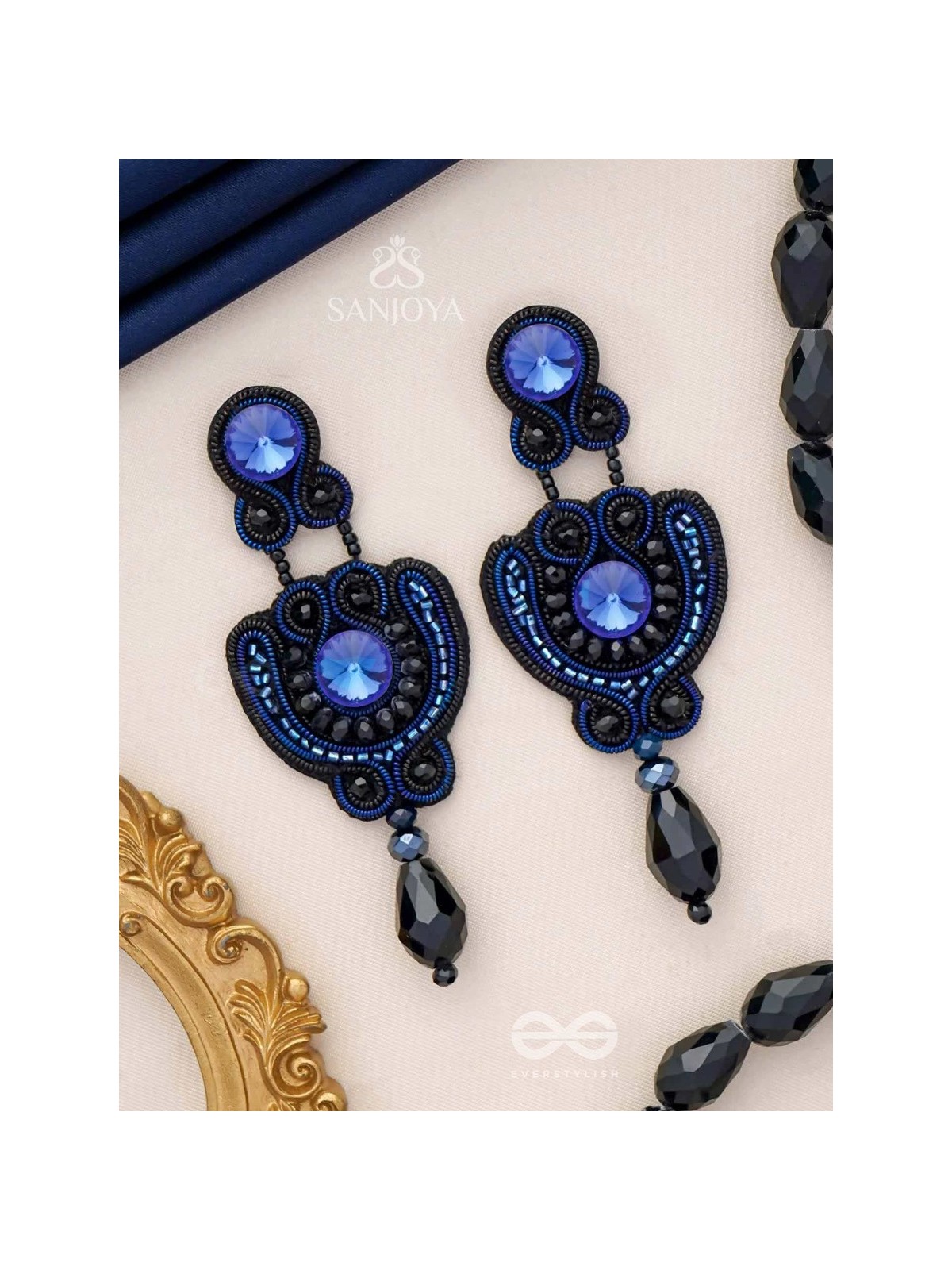 AVALAMBA - THE SUPPORTED CURVE - STONE AND BEADS EMBROIDERED EARRINGS