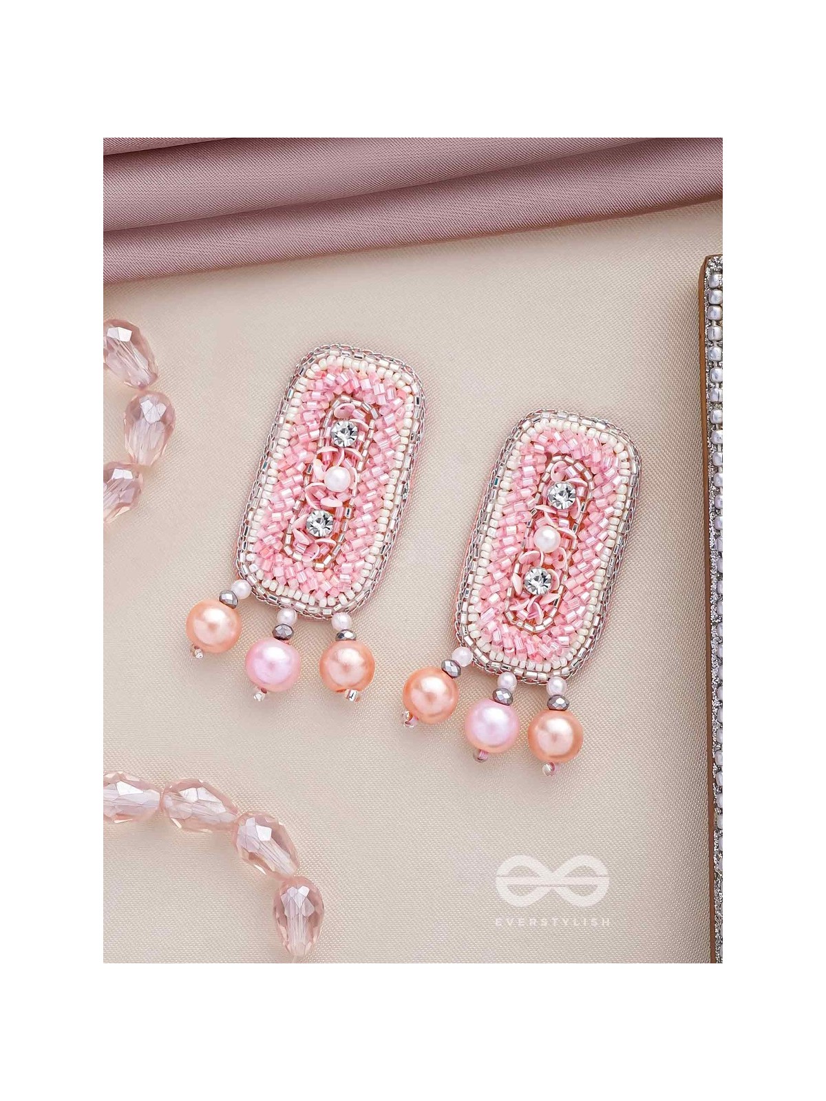 VAPUSHA - MARVELLOUS BEAUTY - SEQUINS, CUT DANA AND BEADS EMBROIDERED EARRINGS