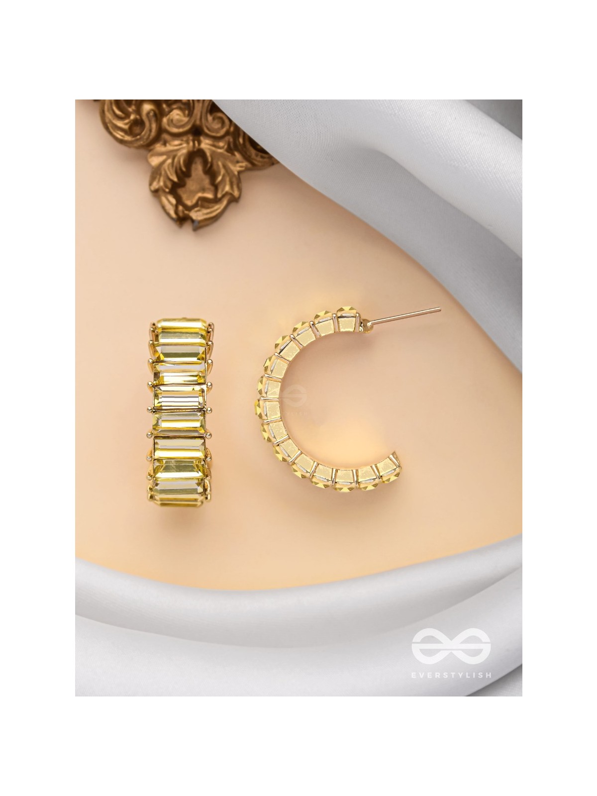 CRYSTAL GALAXIES - GOLDEN EMBELLISHED EARRINGS (GOLDEN)